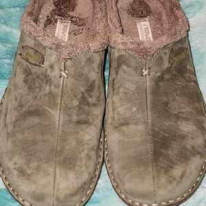 TEVA Kiru Mule Slides W 6.5 Spider Rubber Green Nubuck Sherpa lined Clogs